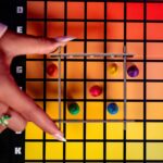 USAopoly Hues and Cues colour-guessing game - Image 10