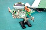 Magnifying helping-hands soldering stand – Silver - Image 3