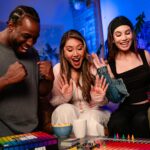 USAopoly Hues and Cues colour-guessing game - Image 11
