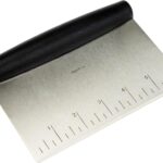 Amazon Basics Steel dough and bench scraper – 15 cm – Black, Silver